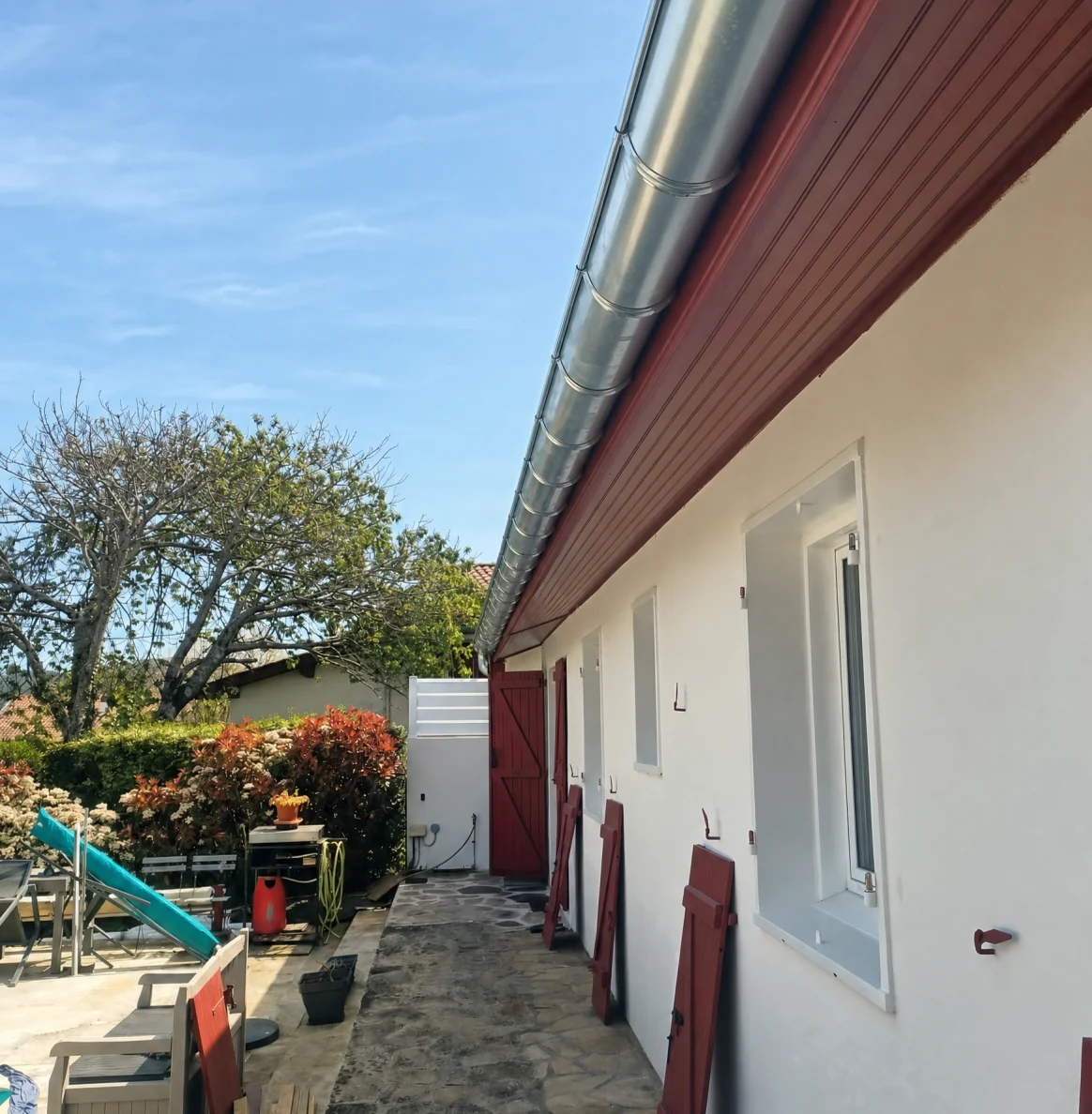 Gouttière zinc posée sur toute la longueur d'une façade lors d'une pose de gouttière à Bayonne