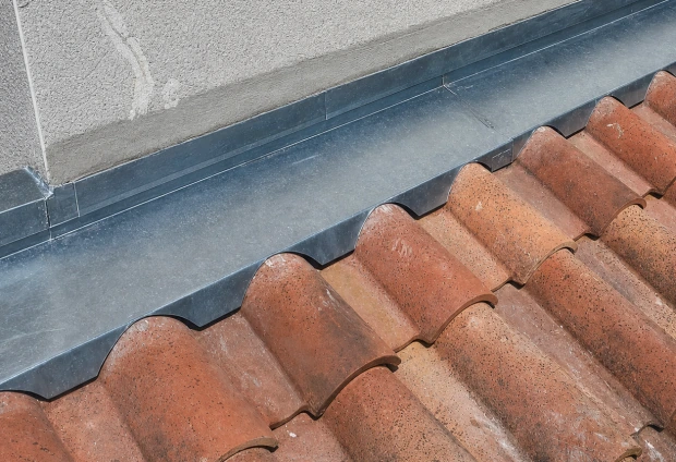 Chéneau zinc posé contre un mur, matériau durable choisi par le zingueur à Bayonne