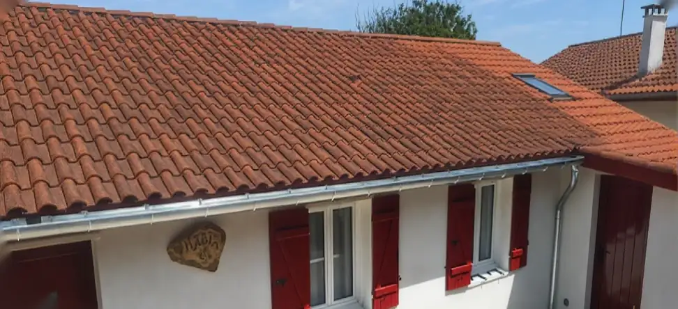 Maison aux abords nets après un chantier de zinguerie à Bayonne