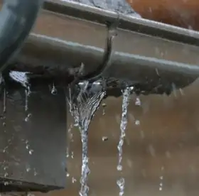 Eau qui s'échappe d'une gouttière zinc, motif fréquent de demande de devis à Bayonne