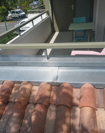 Couvertine zinc posée en rive de terrasse pendant le chantier à Bayonne