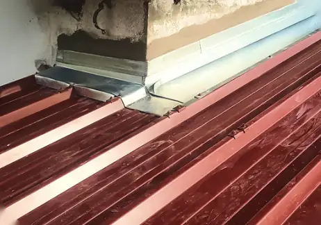 Habillage zinc en bas de pente d'un toit en bac acier, secteur de Bayonne
