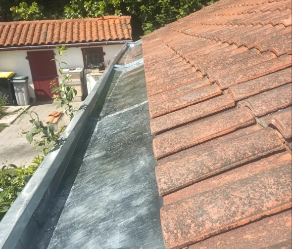 Chéneau zinc longeant une couverture en tuiles, étanchéité reprise à Bayonne