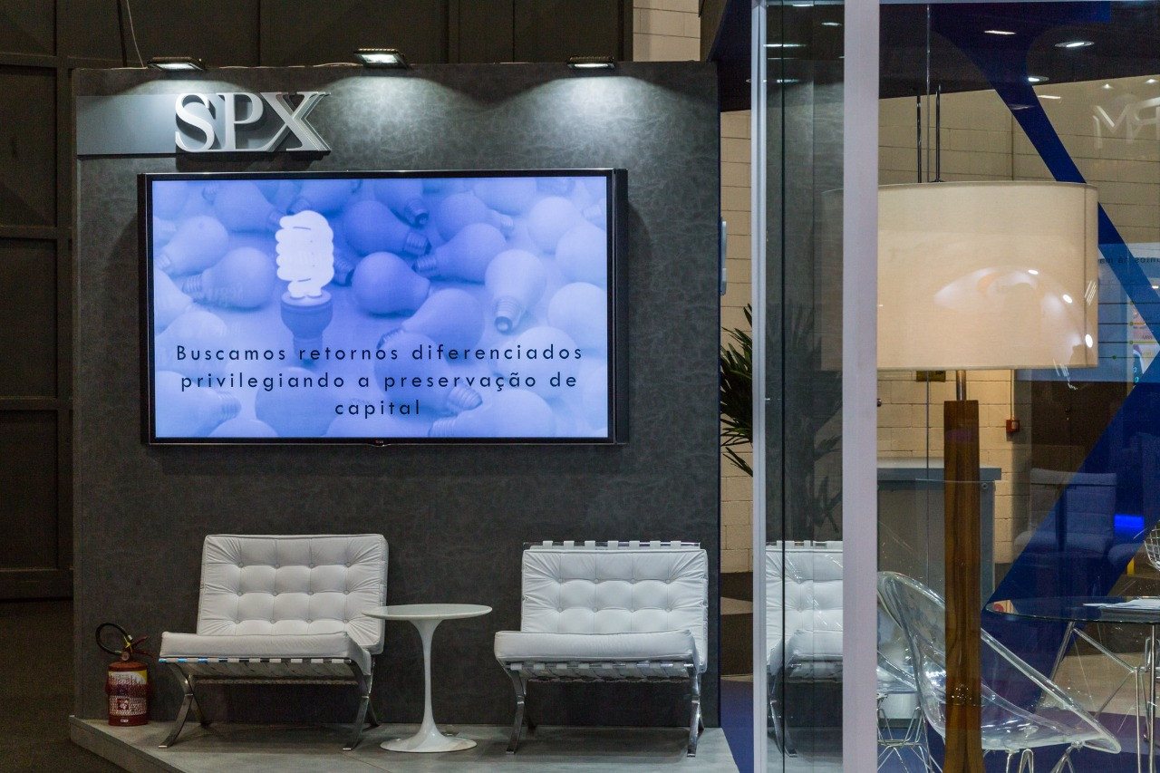SPX · 2019 · Expert 2019 (XP) — The navy signage wall with pendant lamps and planting.