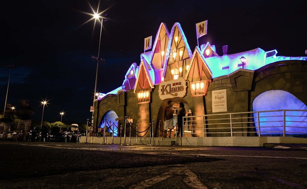 Casa Klaus at night in the Shopping Center Norte car park