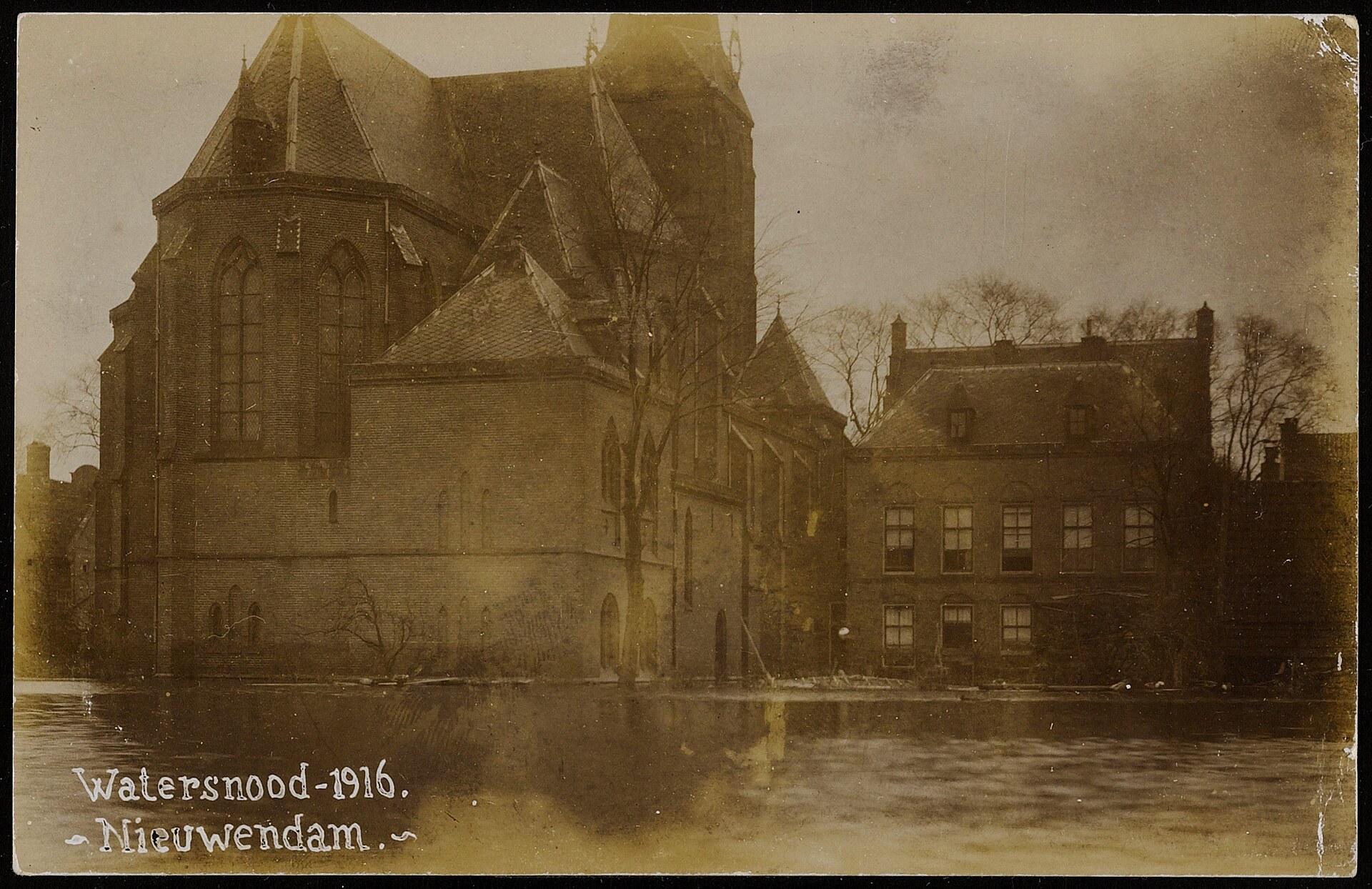 The church during the flood of 1916 at Nieuwendam, water up to its walls (Stadsarchief Amsterdam)