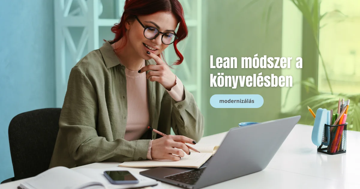nő dolgozik a laptopon ceruza a kezében mosolyog szemüveges QUiCK