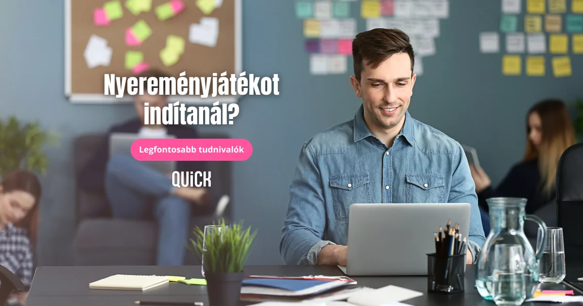 Fiatal férfi dolgozik laptopon QUiCK nyereményjáték