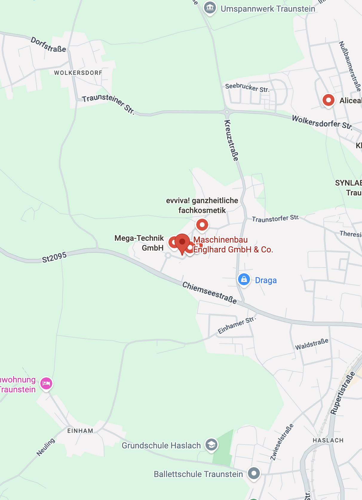 Kartenausschnitt einer Gegend in Traunstein, Deutschland, mit markierten Orten wie Maschinenbau Englhard GmbH & Co., evviva! ganzheitliche Fachkosmetik, Mega-Technik GmbH, Draga, Grundschule Haslach, und Ballettschule Traunstein, umgeben von Straßen wie Chiemseestraße, Traunsteiner Straße, und Waldstraße.