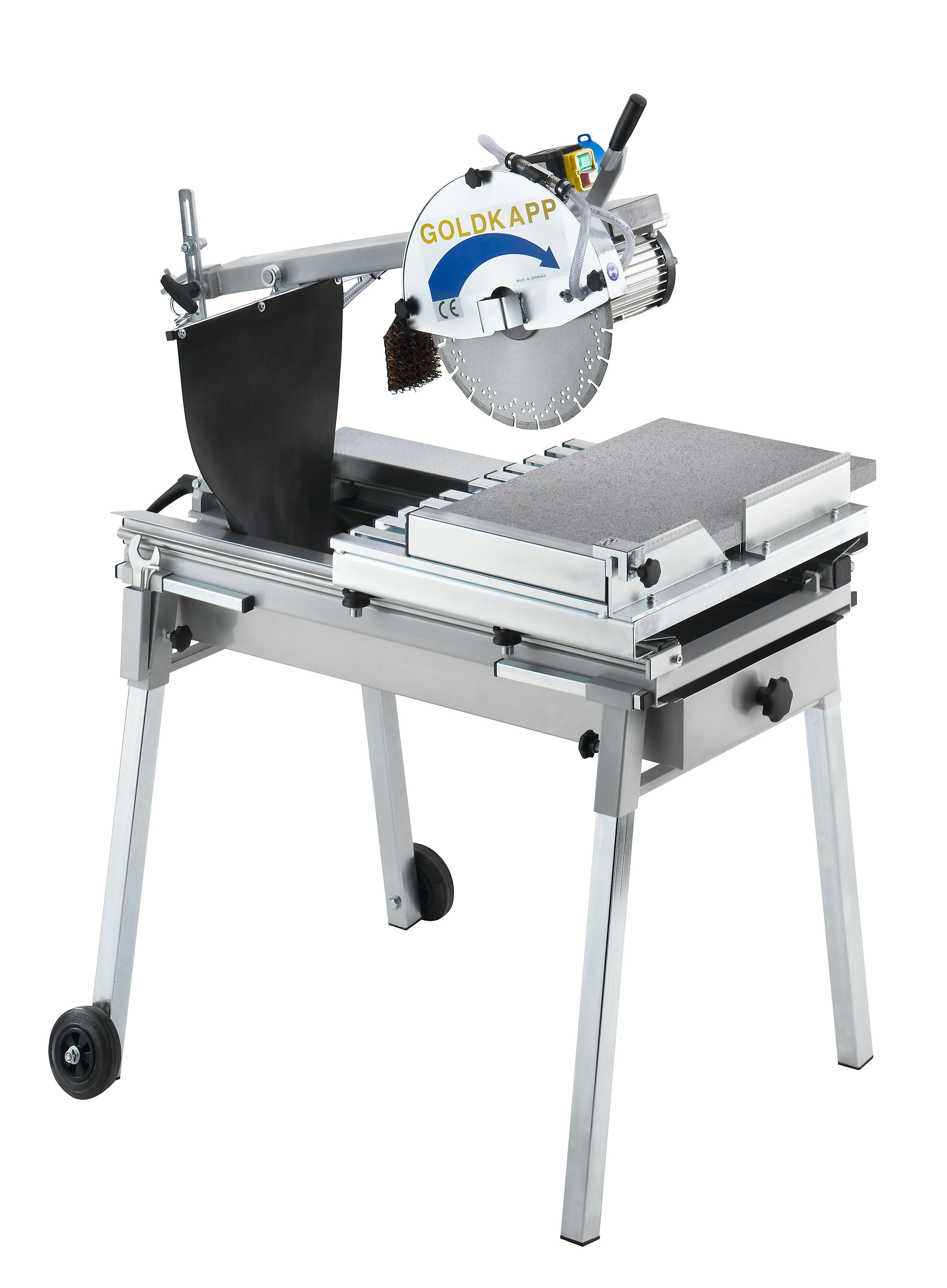 Mobile Fliesenschneidmaschine von Goldkapp mit rundem Diamanttrennblatt, Arbeitstisch mit grauer Oberfläche, Sicherheitsabdeckung, und Metallgestell mit Rädern.