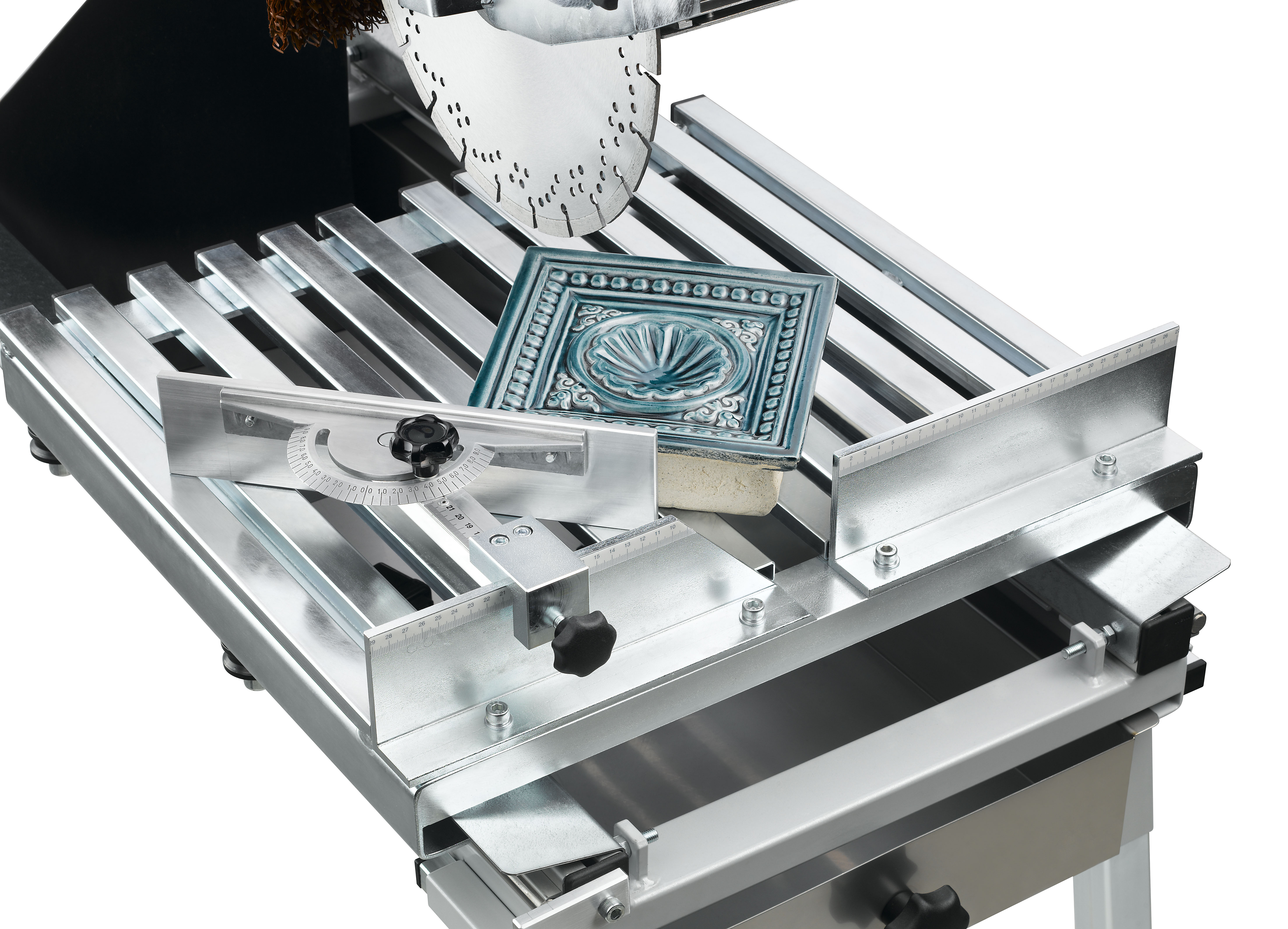 Metallische Fliesenschneidemaschine mit runder Sägeblattklinge und halblustiger blauer Verzierungsfliese auf einer verstellbaren Führungsschiene.