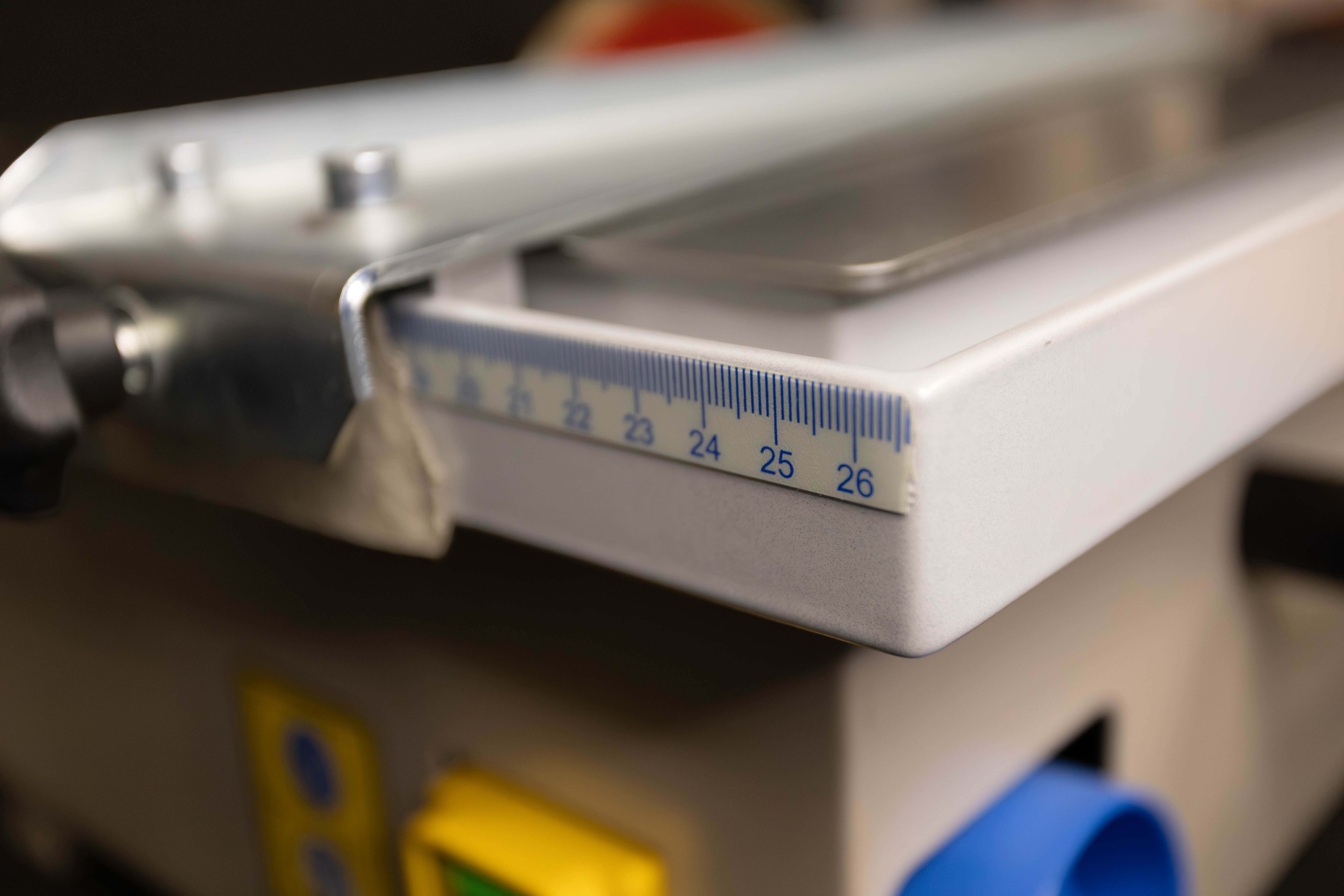 Ein Close-Up von der Fliesengold-Maschine