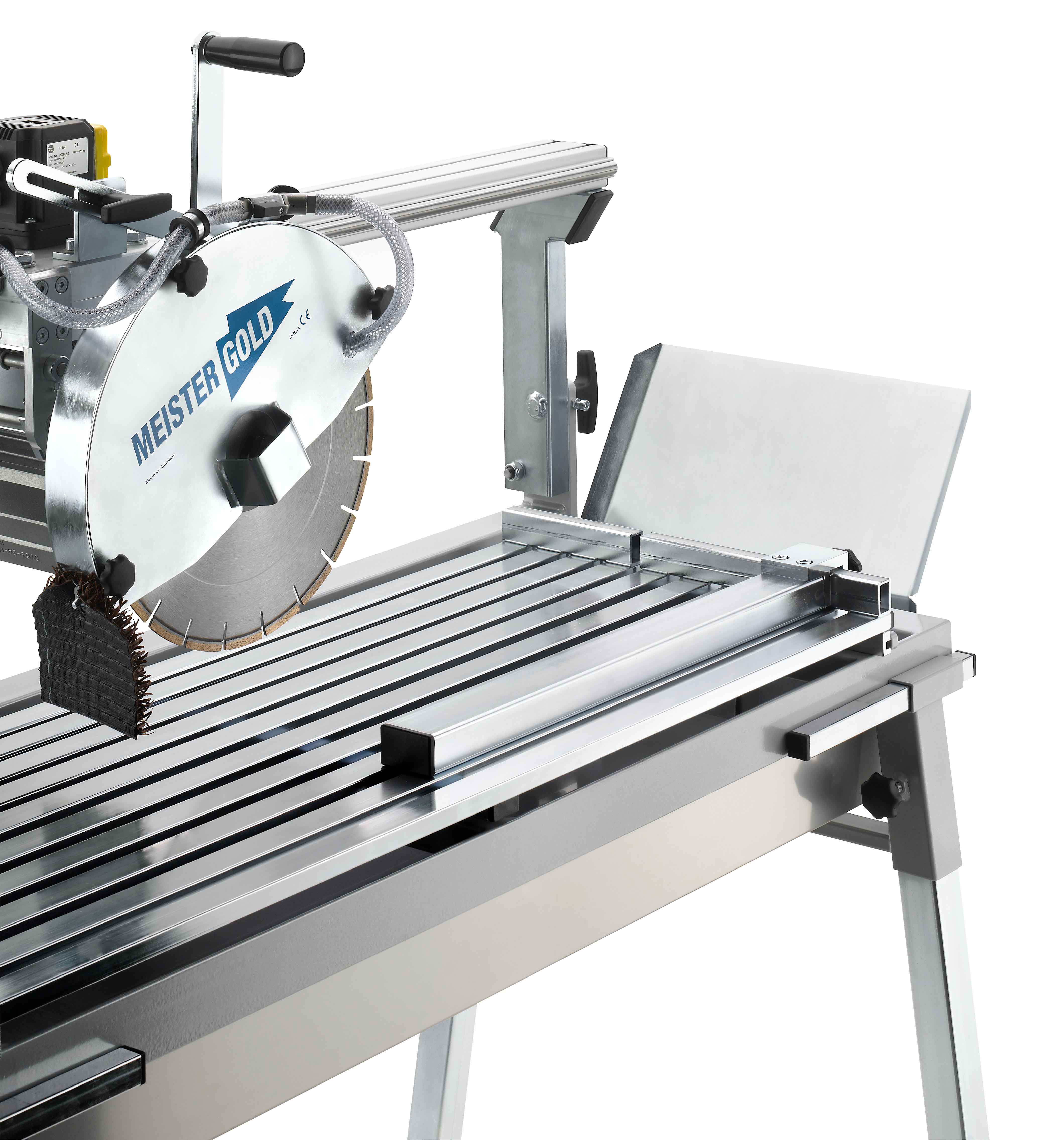 Metallschneidemaschine mit großem runden Sägeblatt und integrierter Bürste auf einem stabilen Metallgestell.