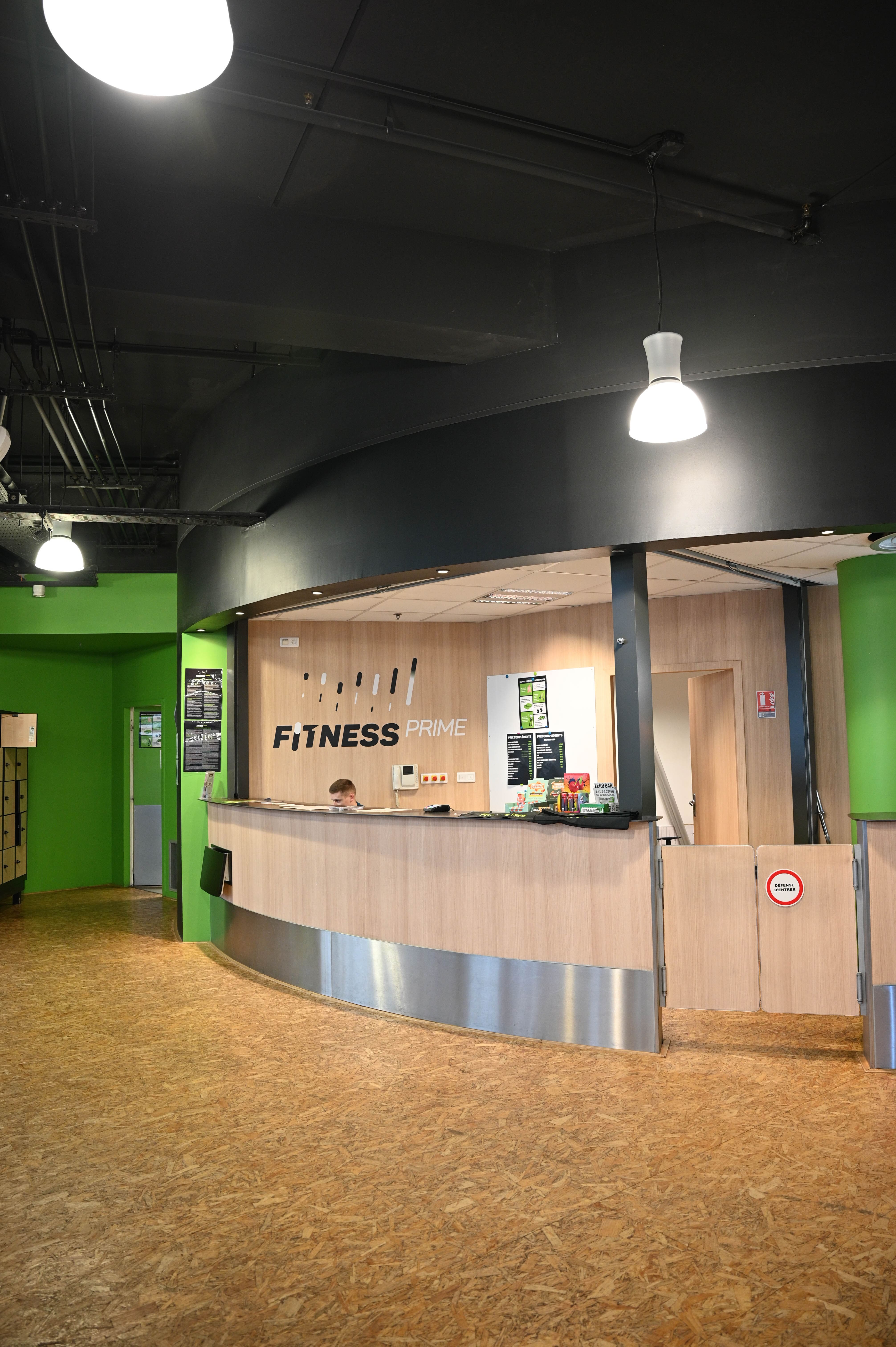 L'accueil de la salle Fitness Prime et son comptoir en bois