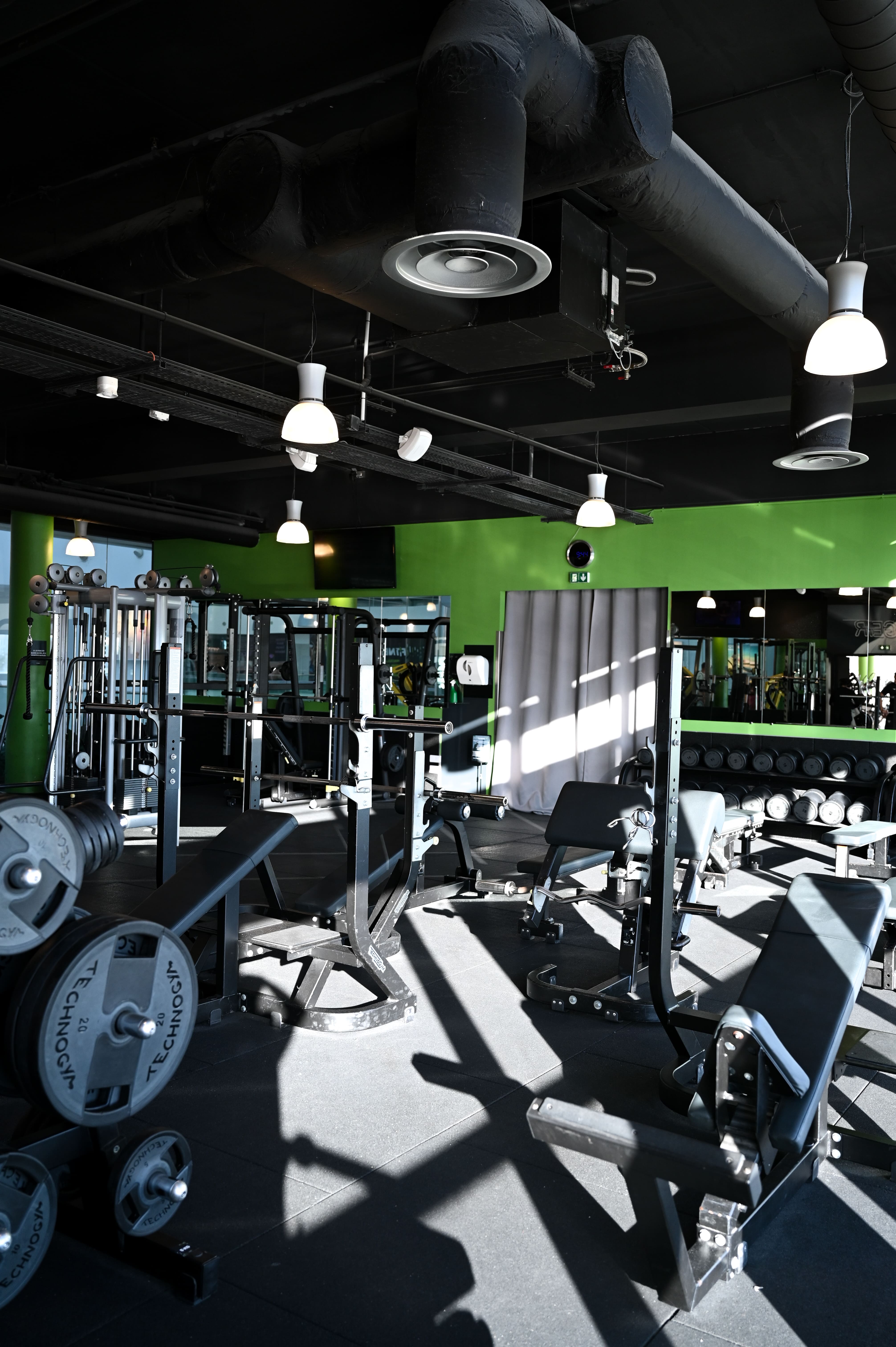 Espace musculation : racks et poids libres