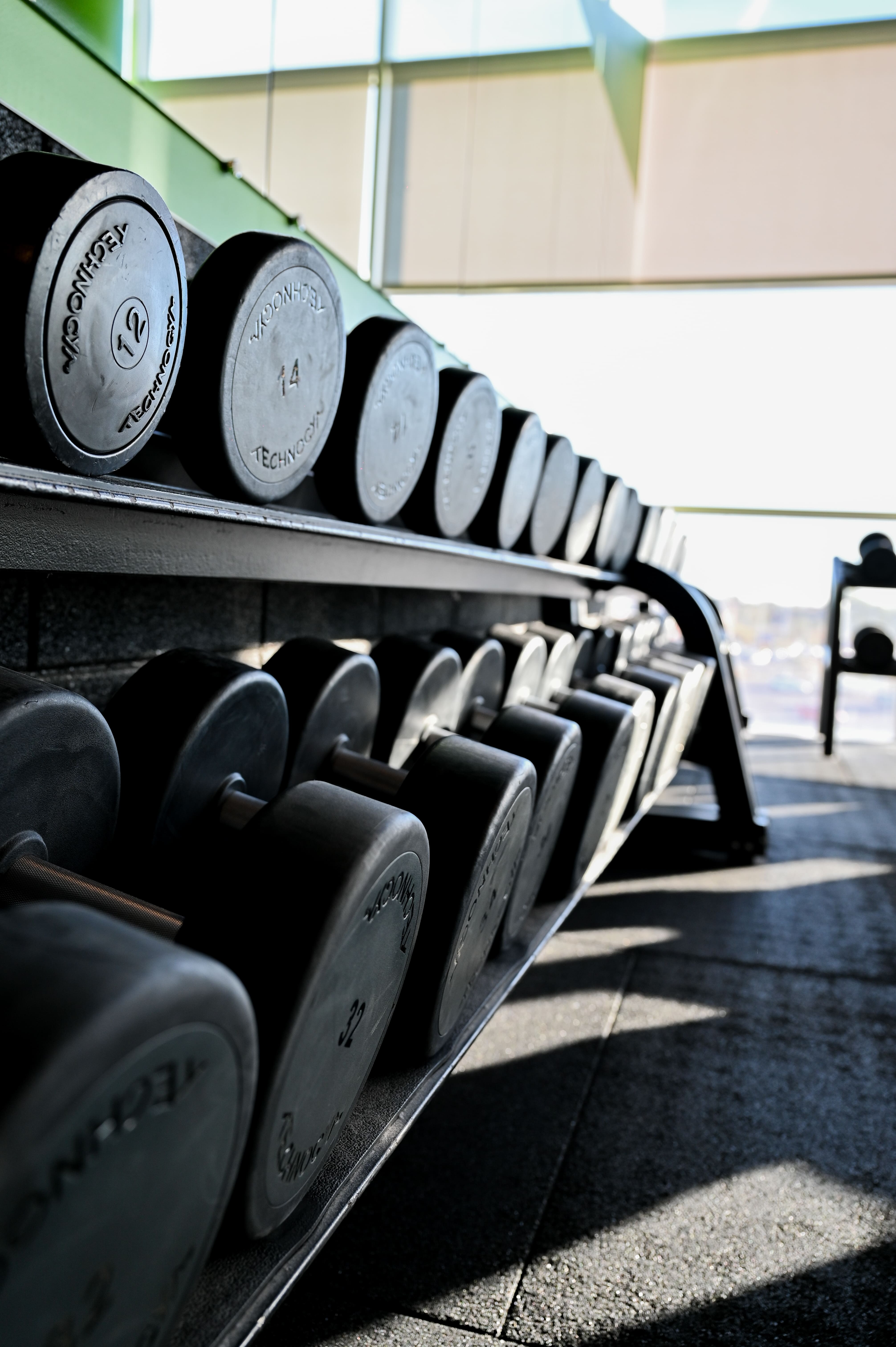 Les machines guidees Technogym alignees sur le plateau