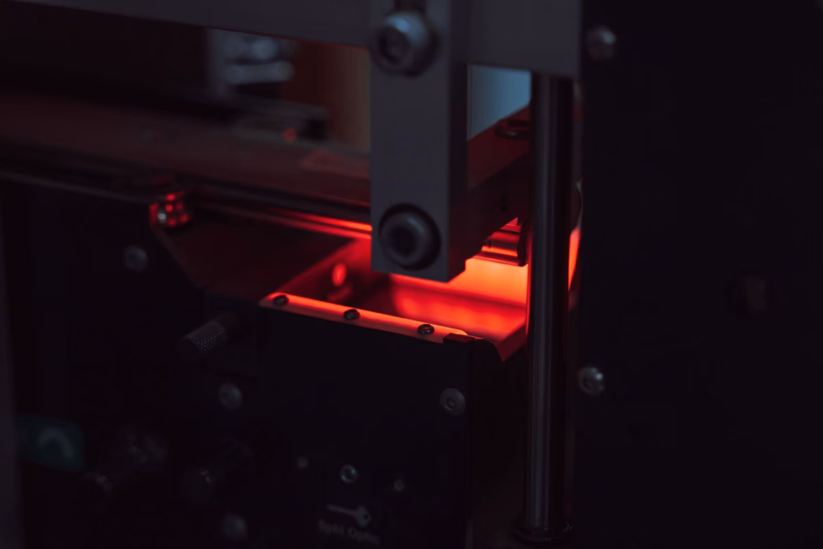 Laser cutting head machining a heat exchanger insert