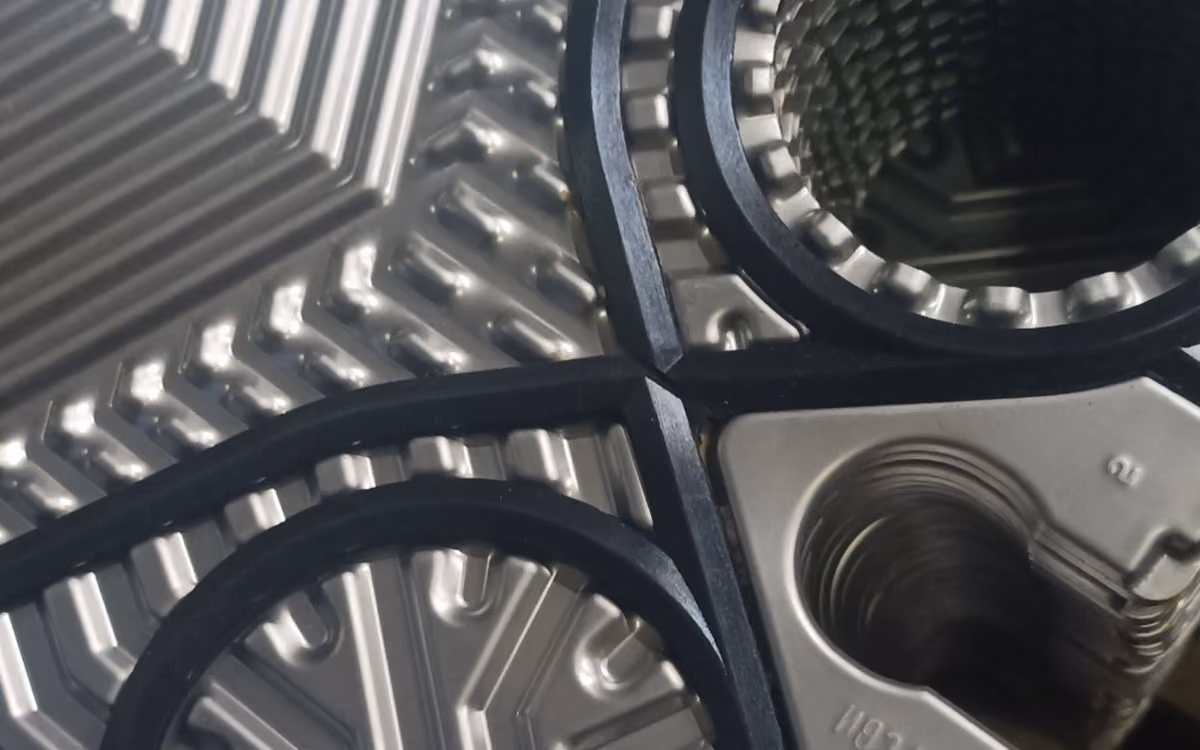 Laser cutting head machining a heat exchanger insert