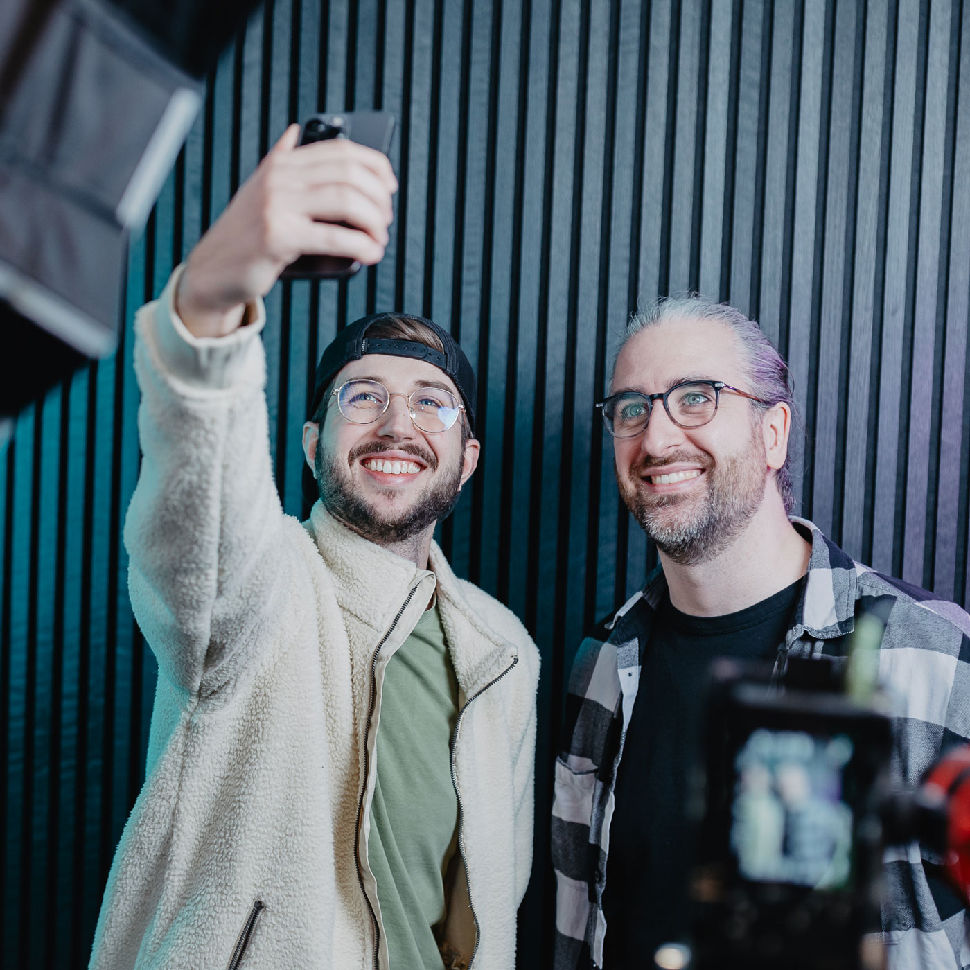 Dr. Nico Thümler und Moritz Keil machen im Studio gemeinsam ein Selfie