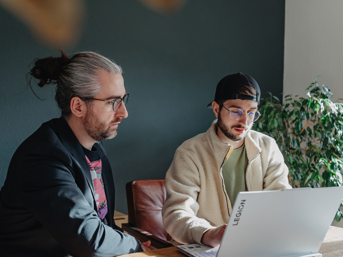 Moritz Keil und Dr. Nico Thümler arbeiten gemeinsam am Laptop