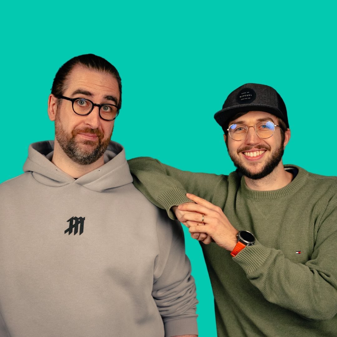 Moritz Keil und Dr. Nico Thümler lachend vor türkisem Hintergrund