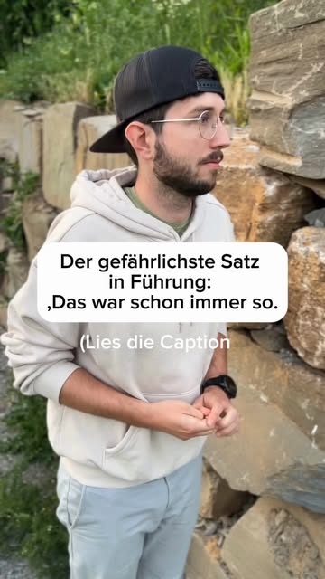 Dr. Nico Thümler vor einer Steinmauer, Einblendung: Der gefährlichste Satz in Führung: „Das war schon immer so.“