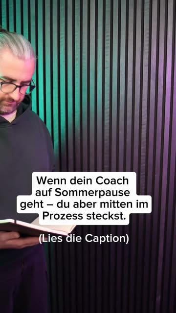 Moritz Keil liest in einem Notizbuch, Einblendung: Wenn dein Coach auf Sommerpause geht – du aber mitten im Prozess steckst.