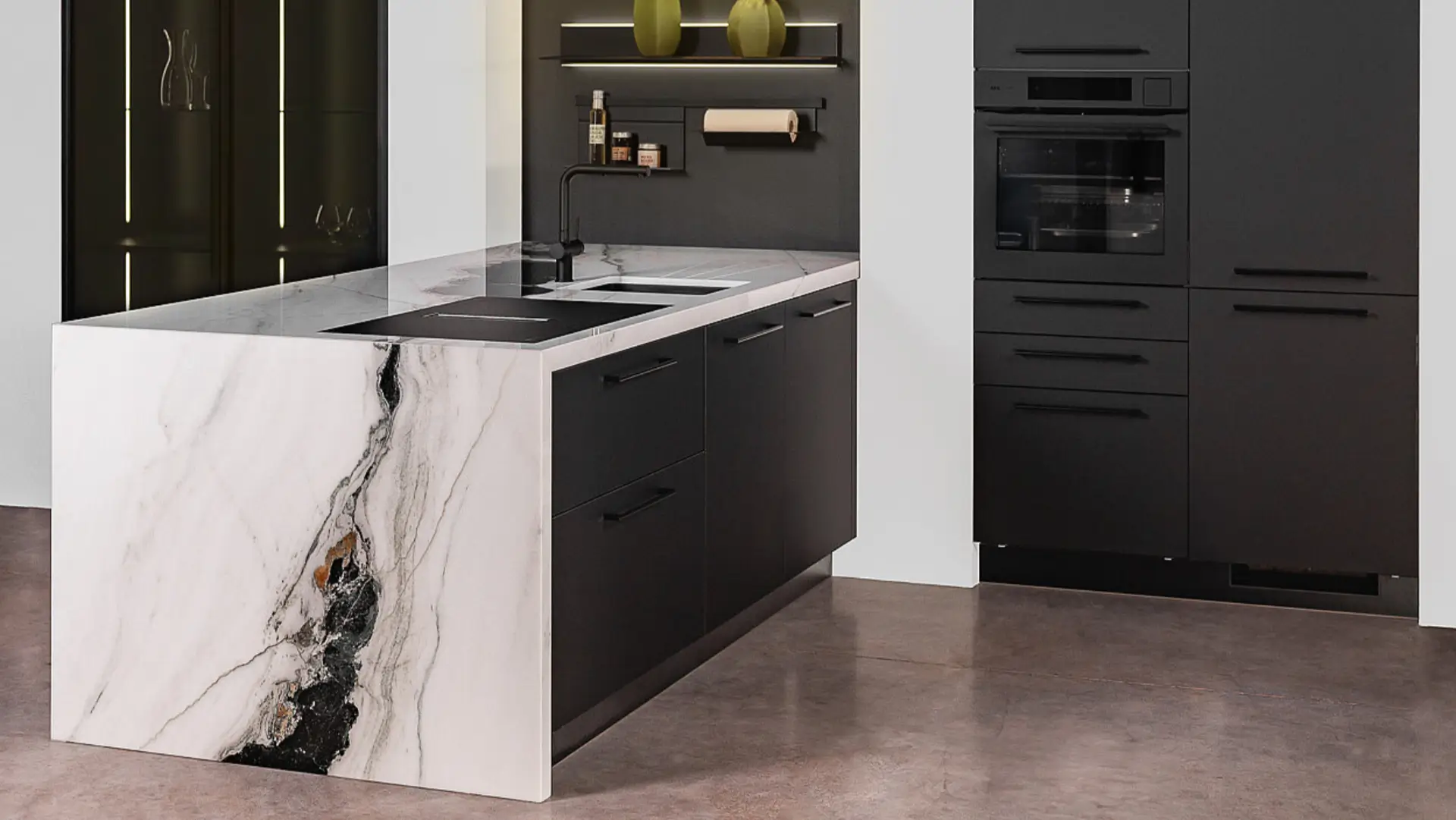 Moderne Küche mit schwarzem Unterschrank und schwarzer Wand, weißer Marmor-Arbeitsplatte und Boden.