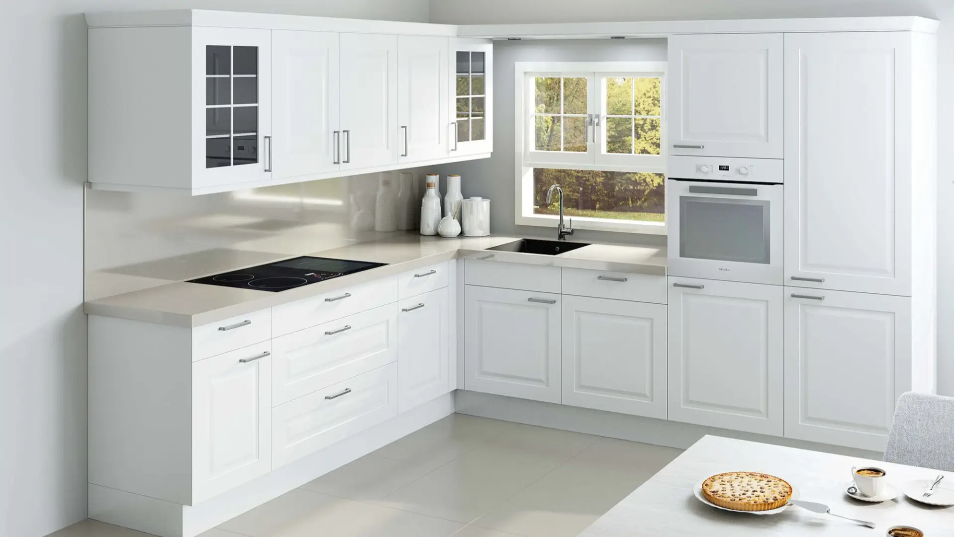 Moderne weiße L-förmige Küche mit Herd, Backofen, Spüle unter Fenster und Tisch mit Kuchen.
