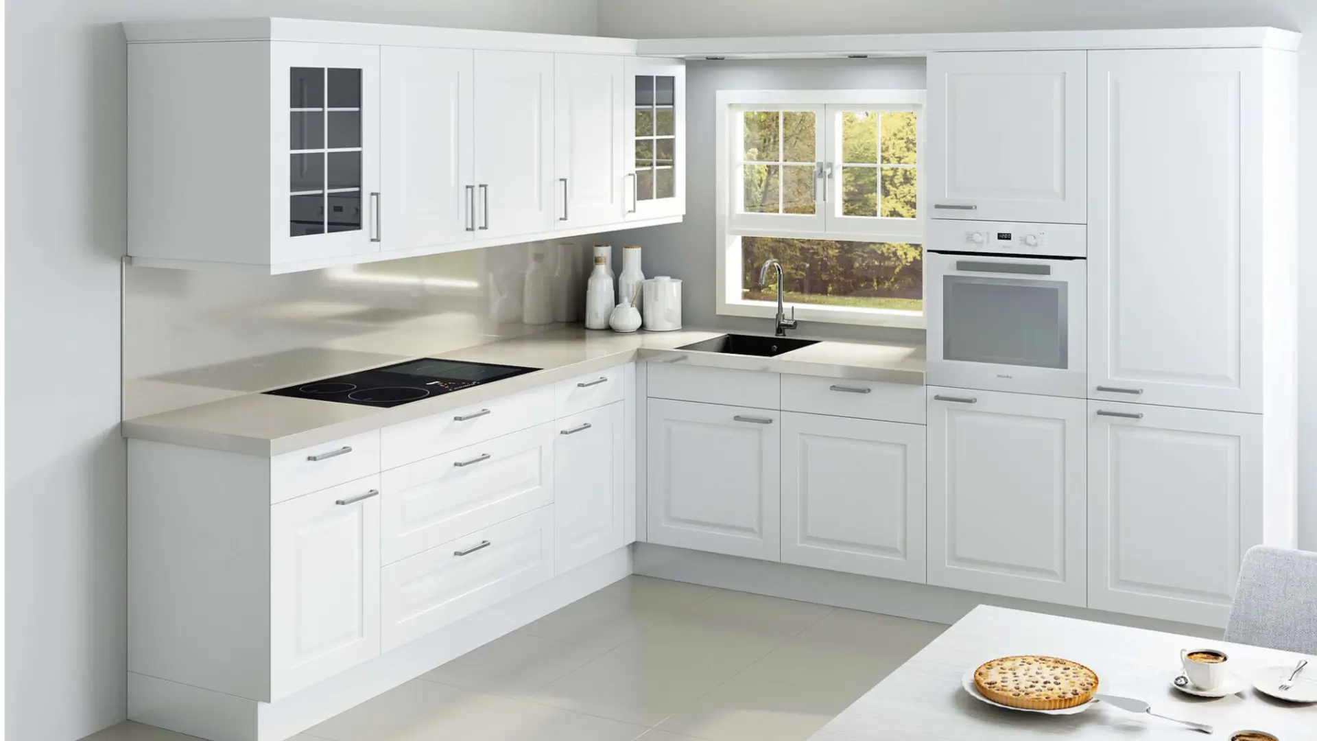 Moderne weiße Küche mit Herd, Spüle unter Fenster, Backofen und küchenutensilien auf der Theke.