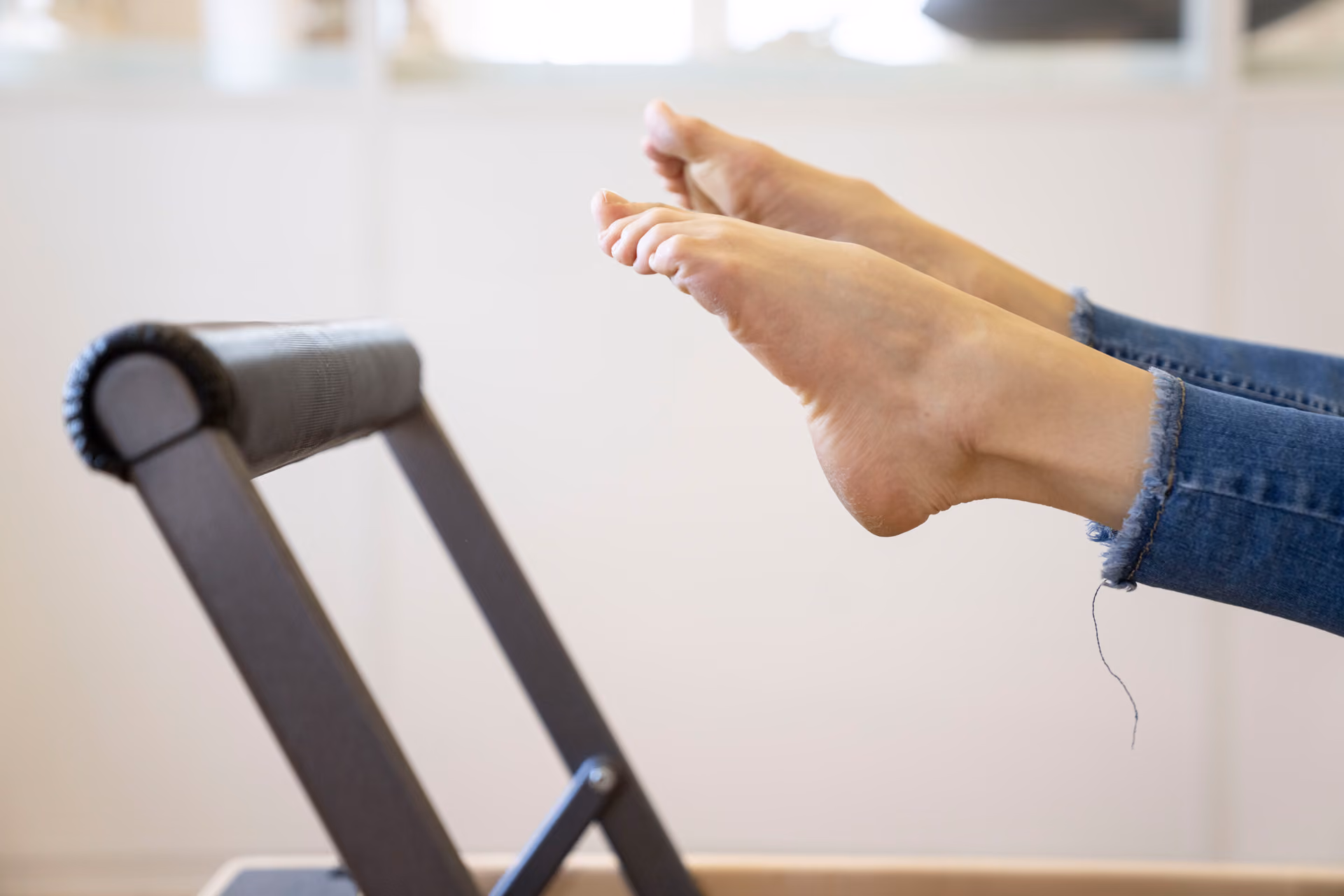 Zwei Füsse und Ausschnitt eines Trainingsgerätes