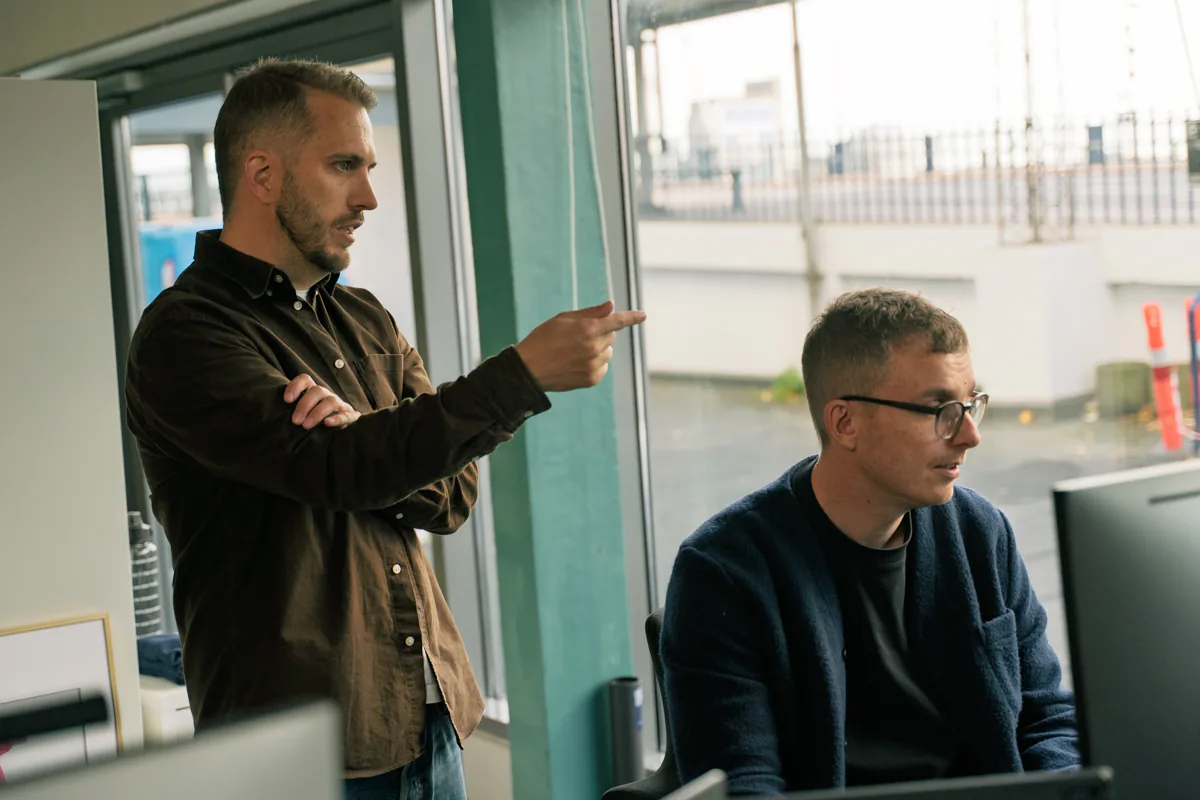 Anyways-teamet i arbejde på kontoret i Aalborg