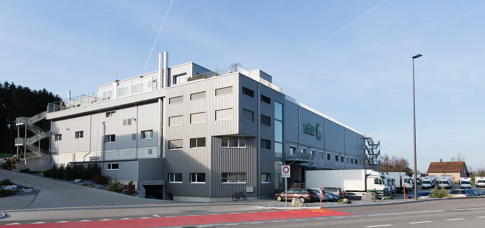 Betriebsgebäude von Keller in Sins mit Lastwagen an der Verladerampe, Foto
