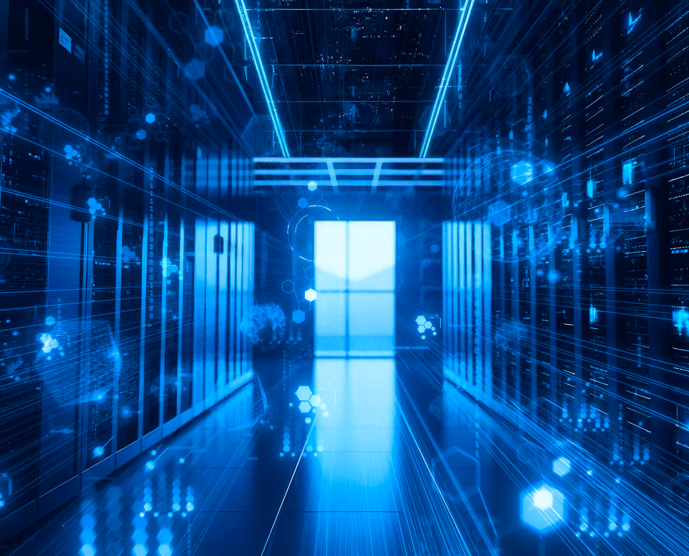 Couloir de salle de serveurs avec un effet lumineux bleu simulant des données numériques en mouvement, des racks de serveurs alignés de chaque côté et une porte lumineuse au fond.