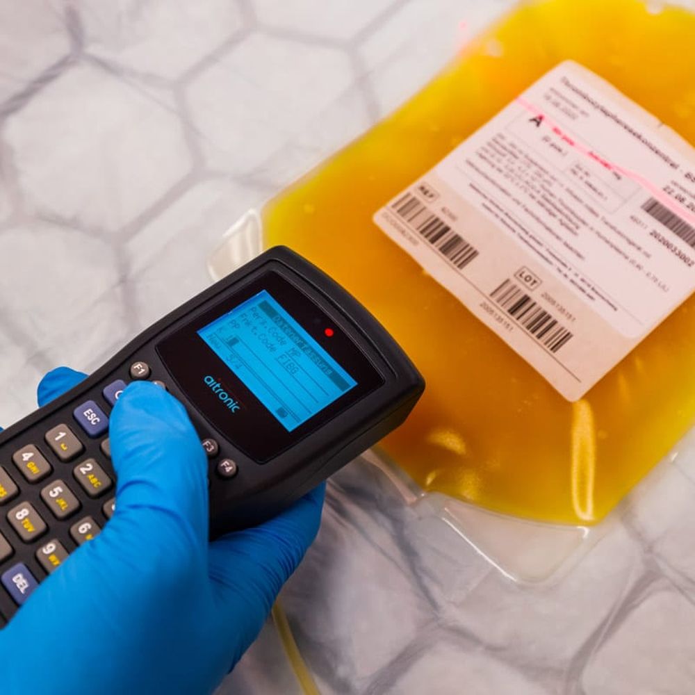 Blutbeutel wird mit dem Handscanner erfasst