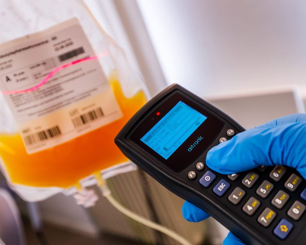 Blutbeutel wird mit dem Handscanner erfasst