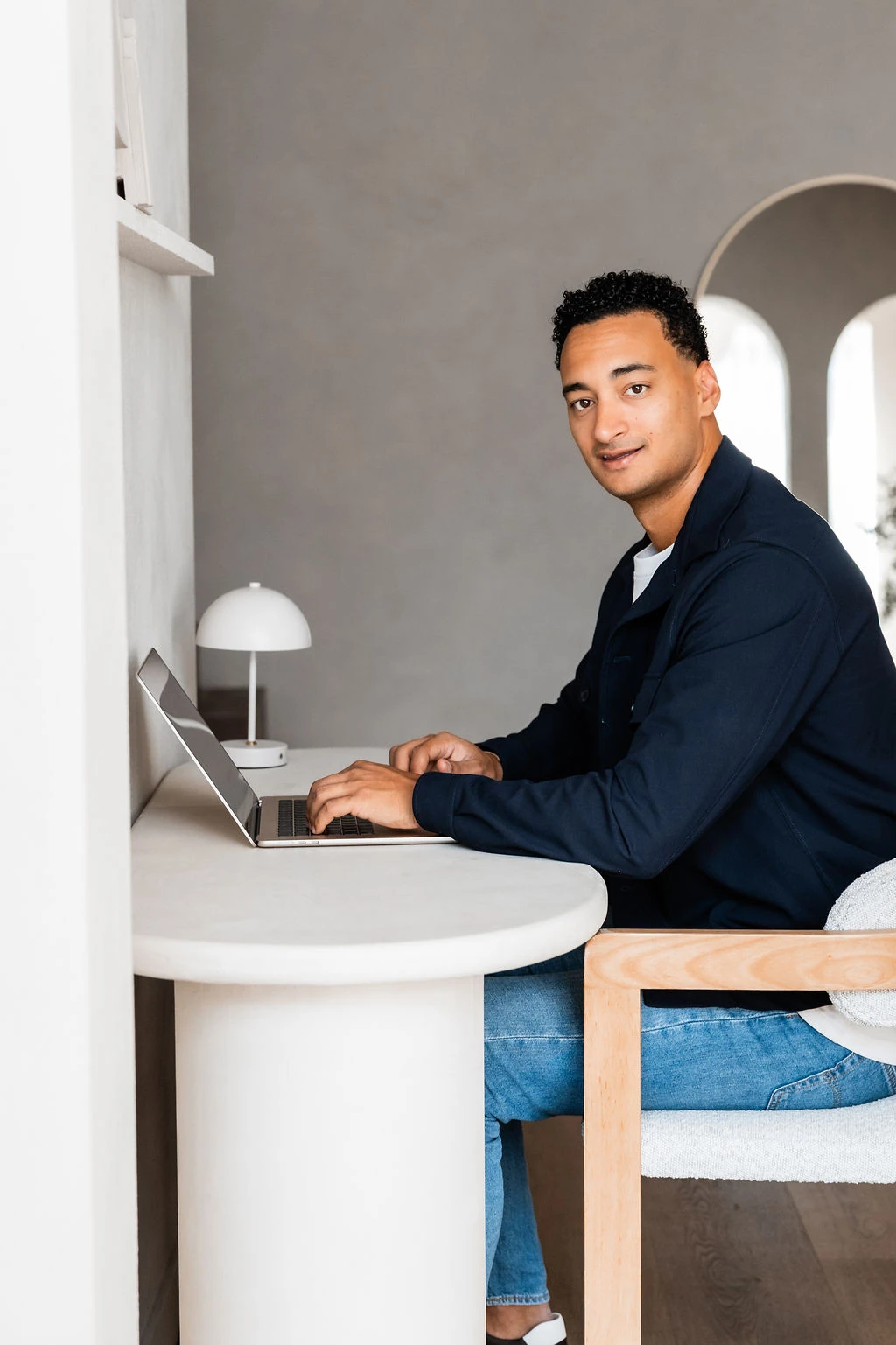 Stap 4, geen verrassingen: Rens Ceelen werkt de afspraken uit achter zijn laptop