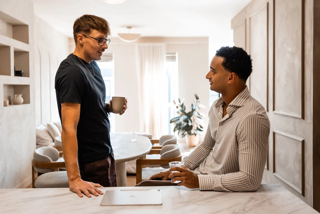Rens Ceelen in gesprek met een specialist uit het netwerk