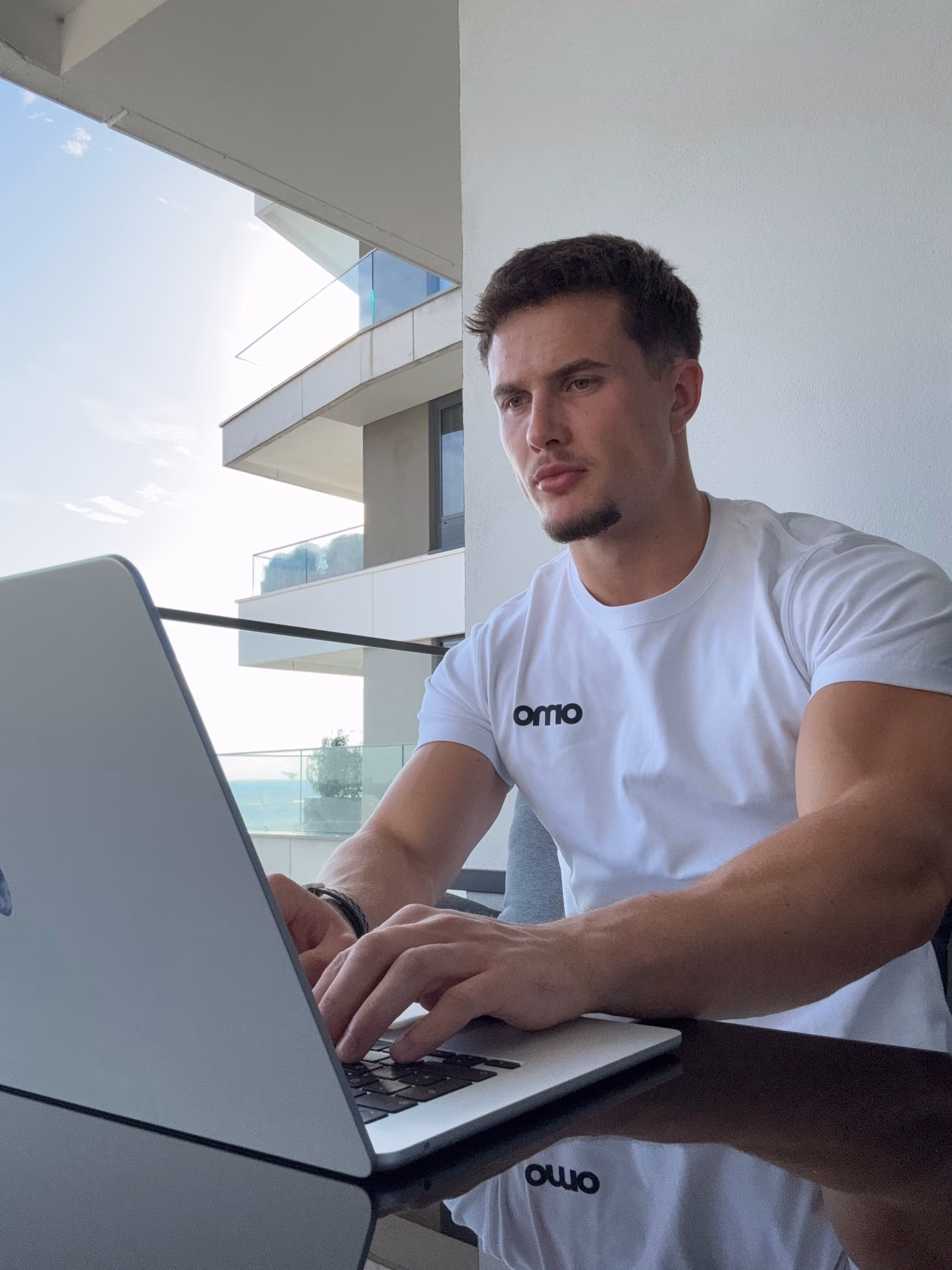 Bild vom Inhaber Luca Matthey am arbeiten am Laptop