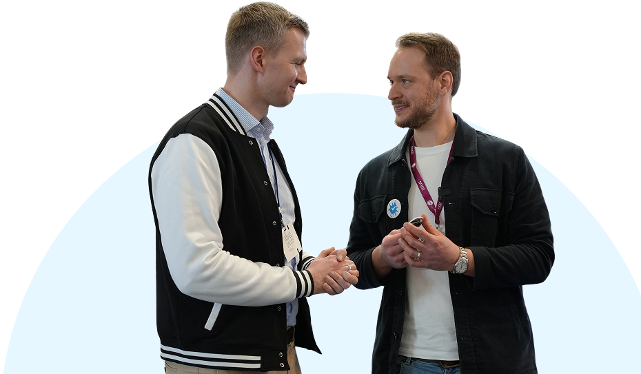 Zwei Gründer im Gespräch auf einem Netzwerktreffen