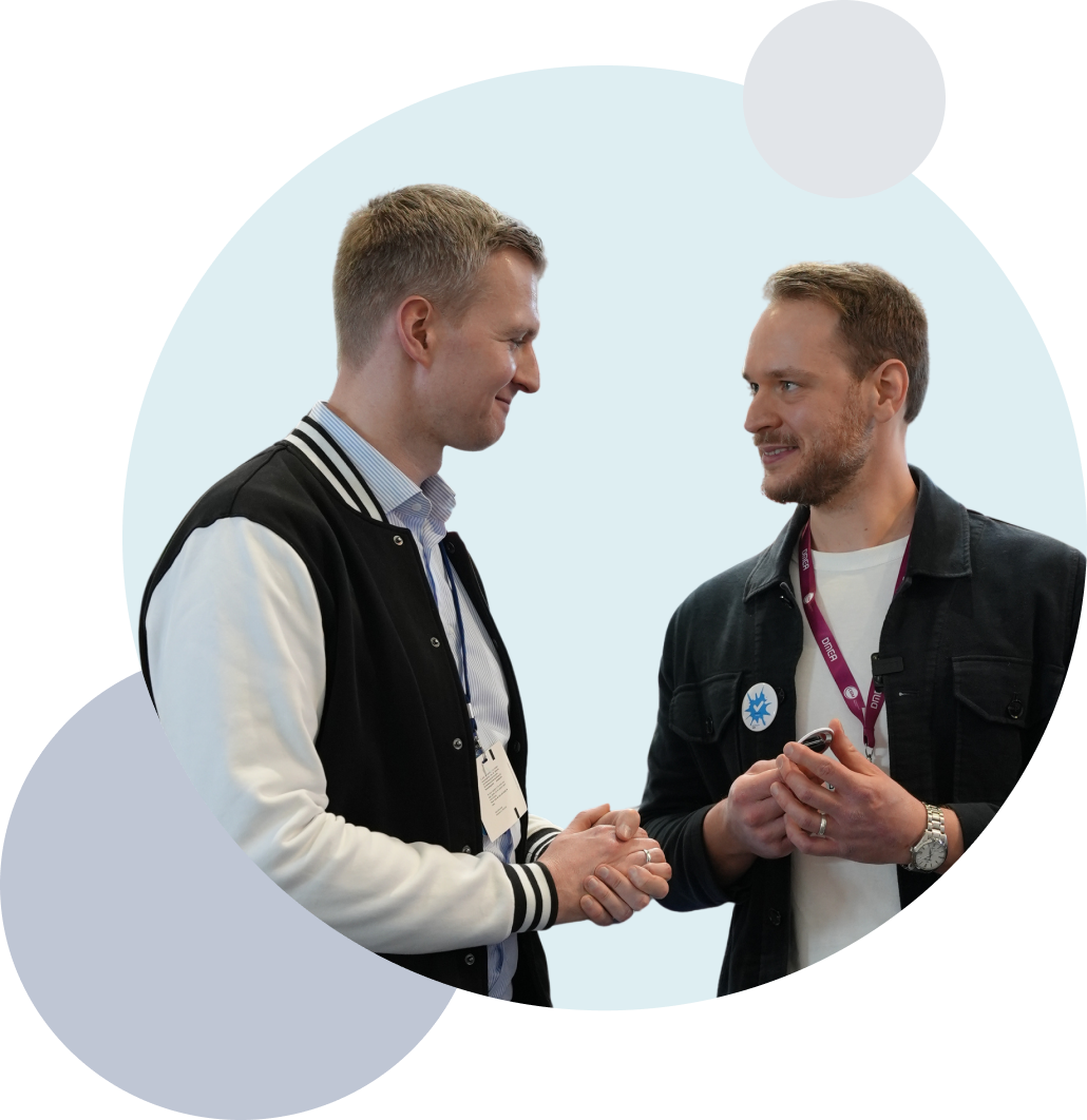 Zwei Gründer im Gespräch auf einem Netzwerktreffen von Healthcare iNNK