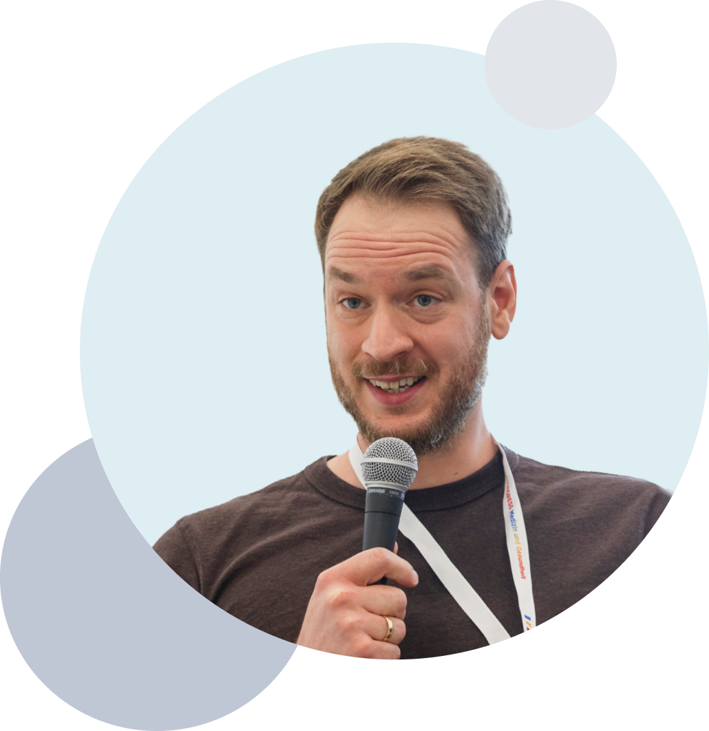 Dr. Tobias Krick bei einer Podcast-Aufnahme am Mikrofon