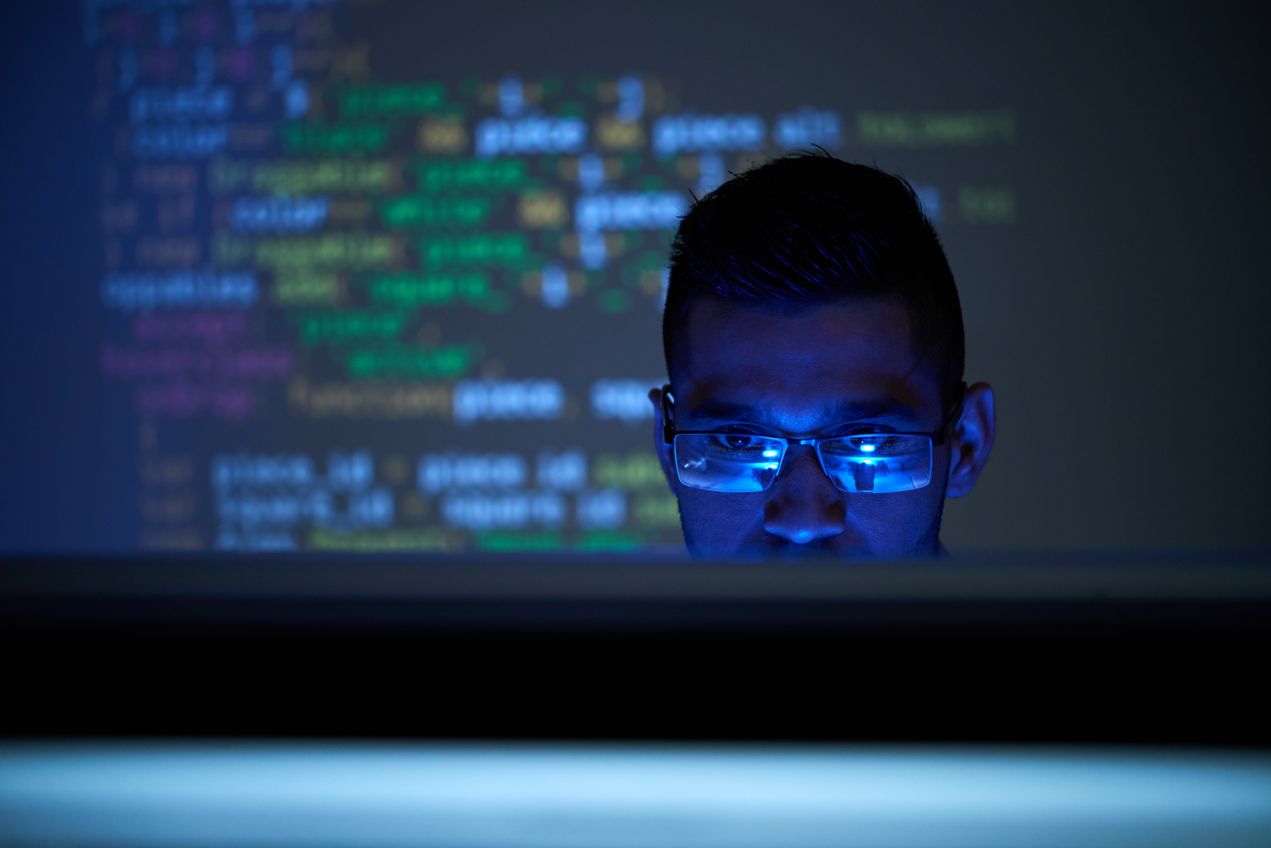 Entwickler prüft Code am Bildschirm