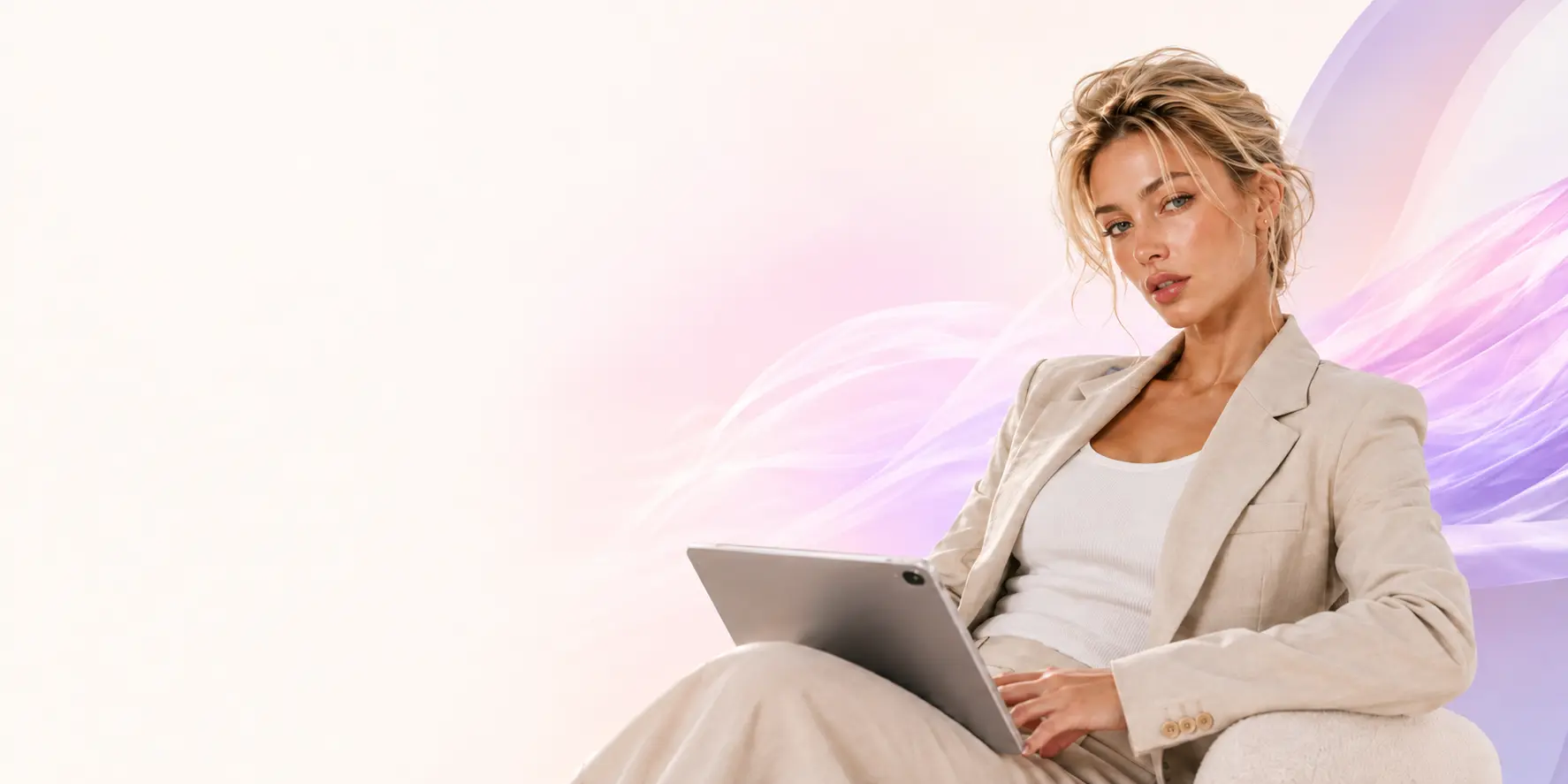 WIZIUM adviser holding a tablet