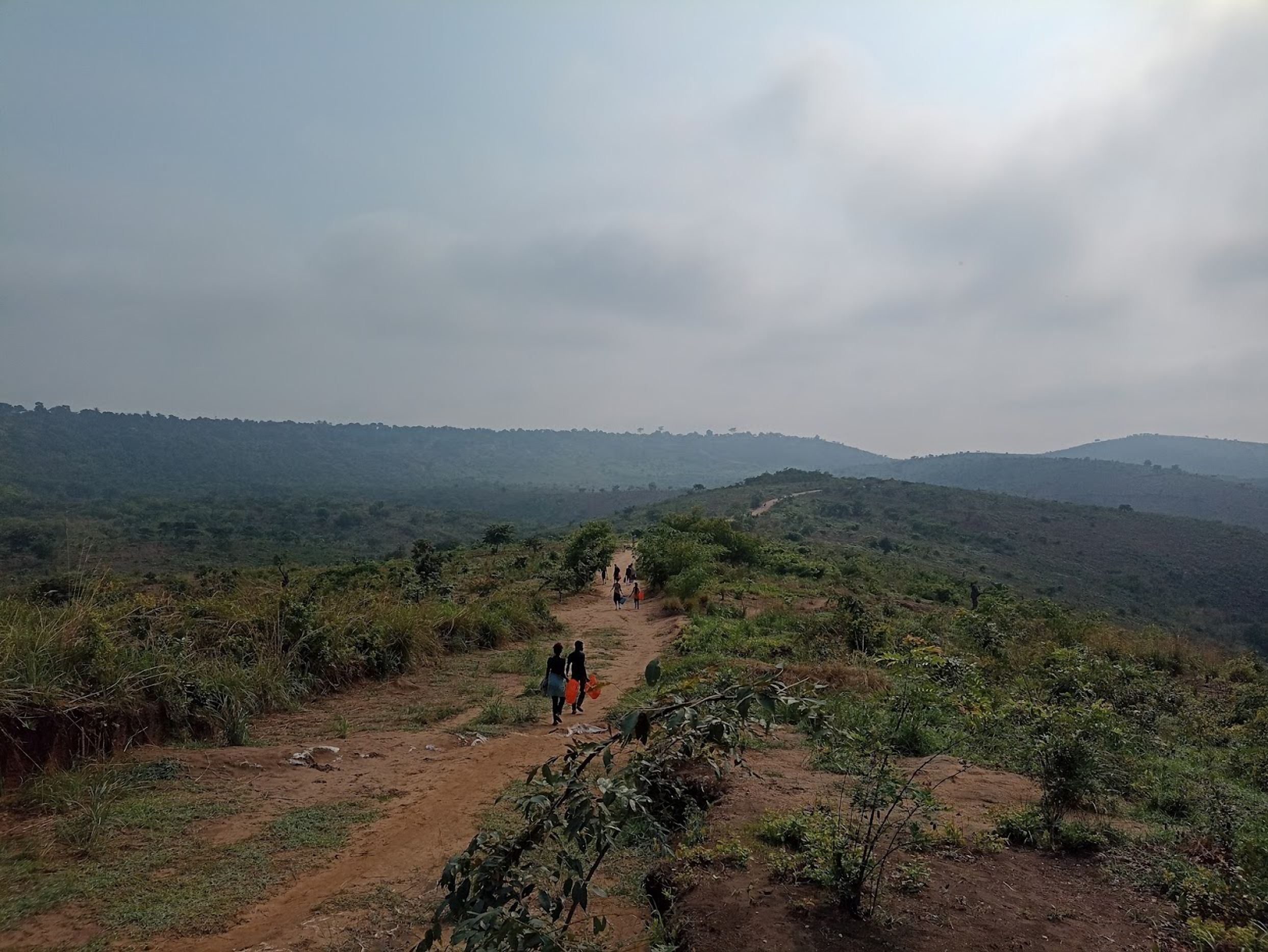 Chemin de terre vers les parcelles, dans les collines d'Idiofa