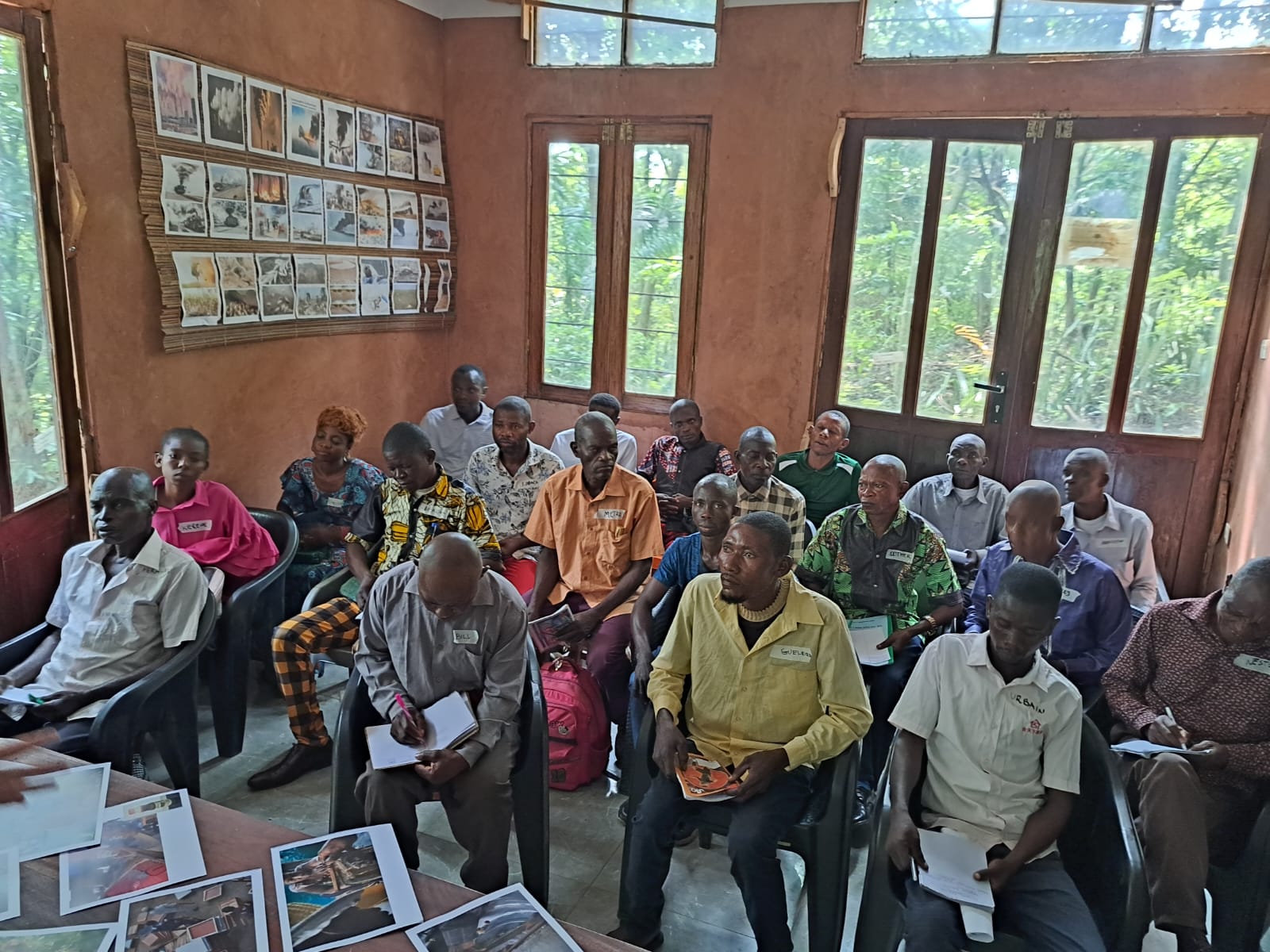 Participants réunis dans une salle de formation, documents en main.