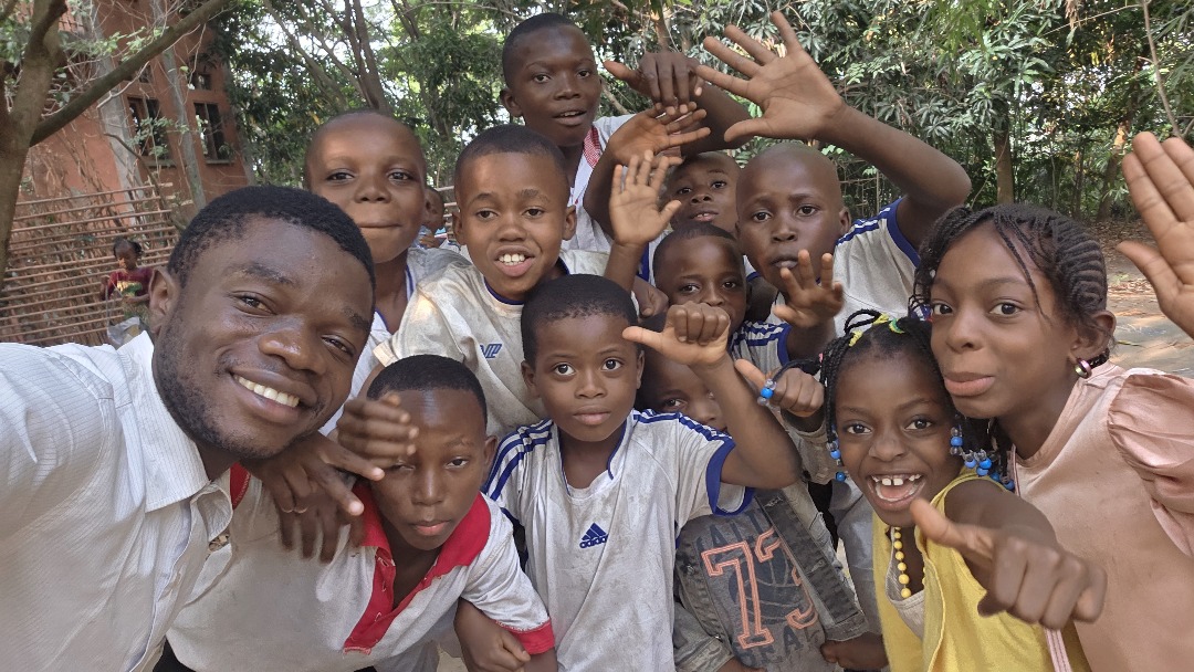 Un groupe d’élèves du Complexe Scolaire MEKA pose, tout sourire, pour un selfie.
