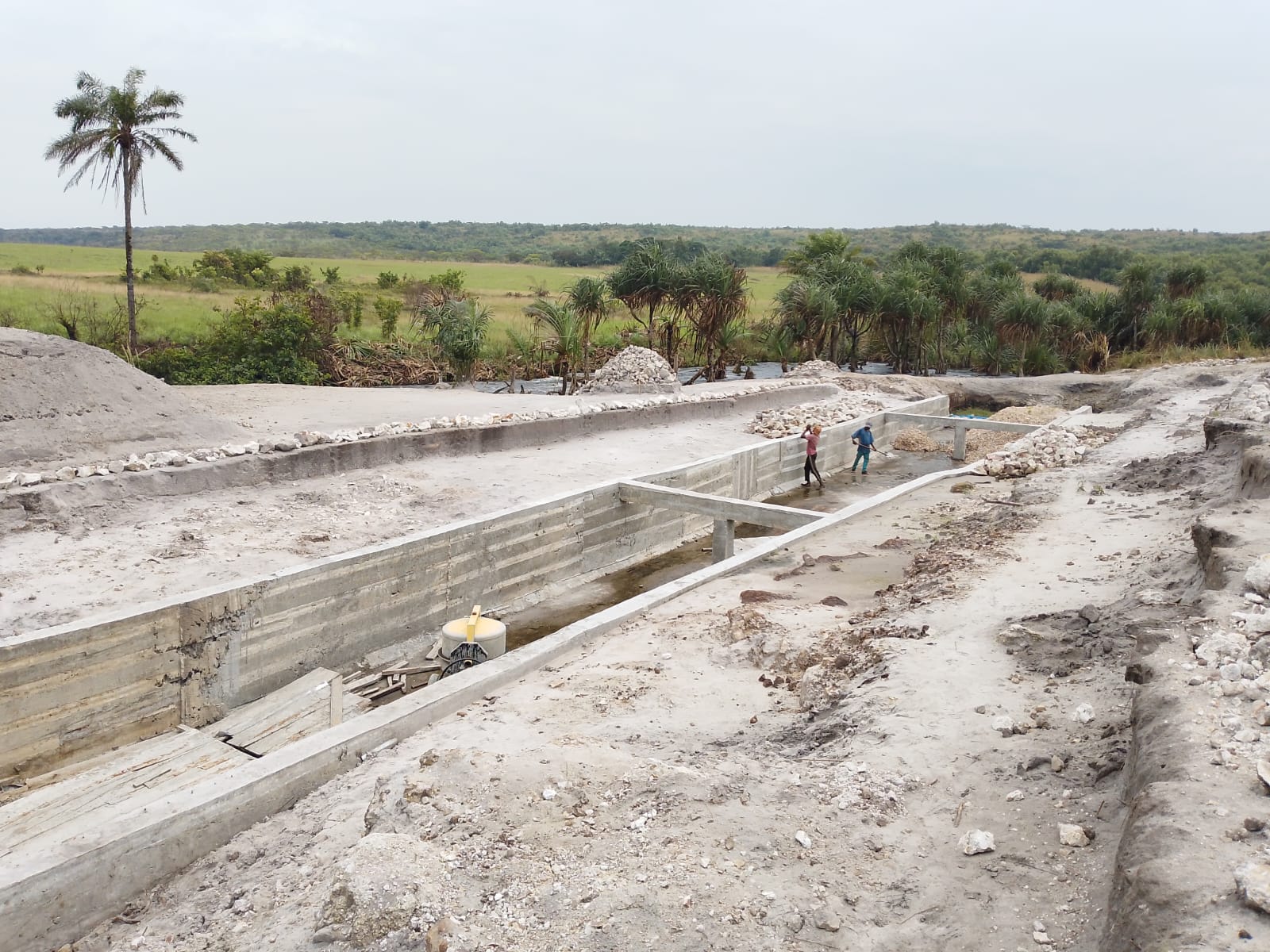 Canal et fondations en béton en construction sur la zone industrielle de Bitshambele.