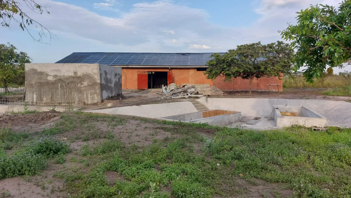 Le bâtiment de transformation de Kutoma ya Mbanza, toit couvert de panneaux solaires
