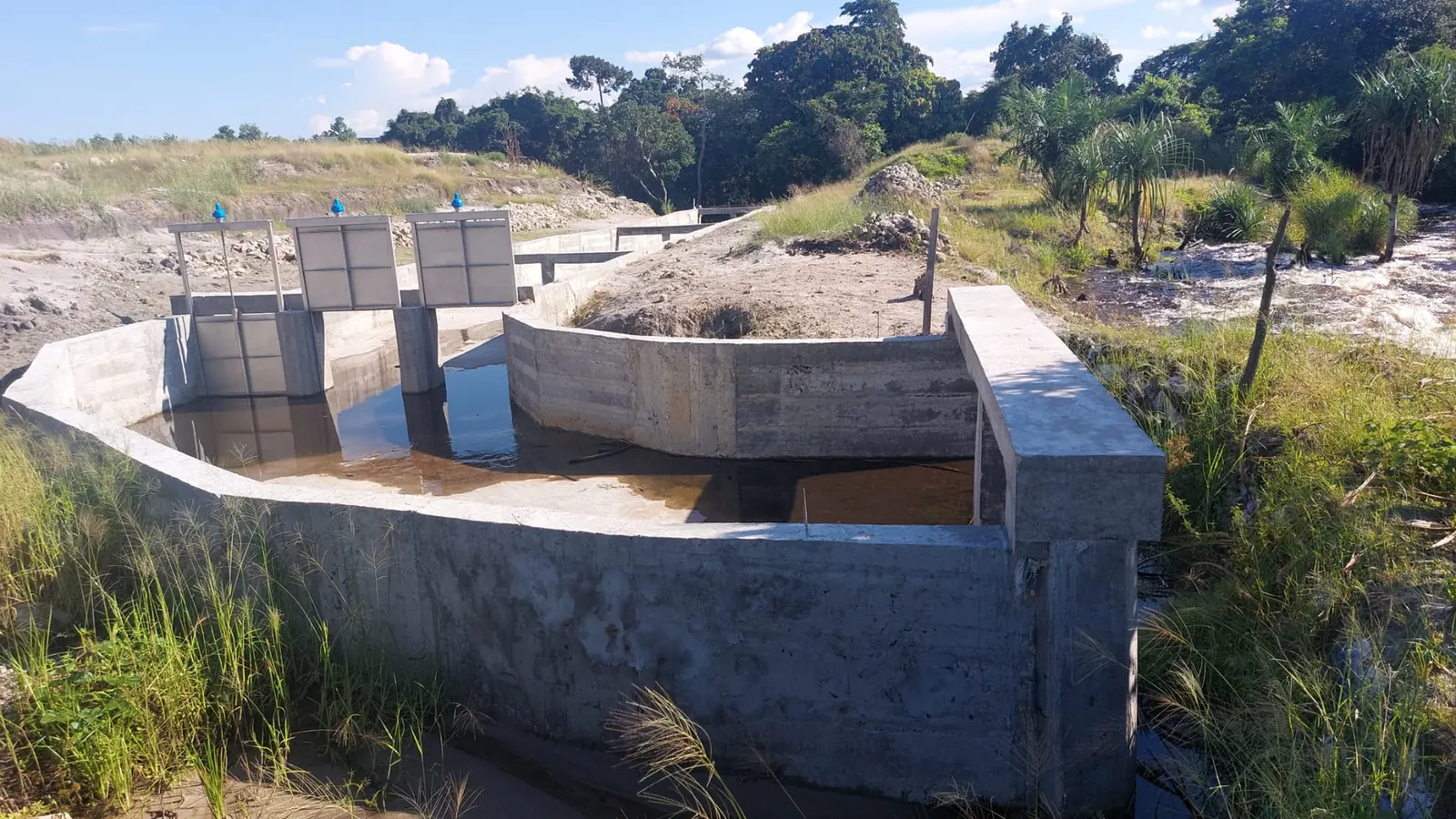 Canal d'amenée et vannes de la micro-turbine hydroélectrique